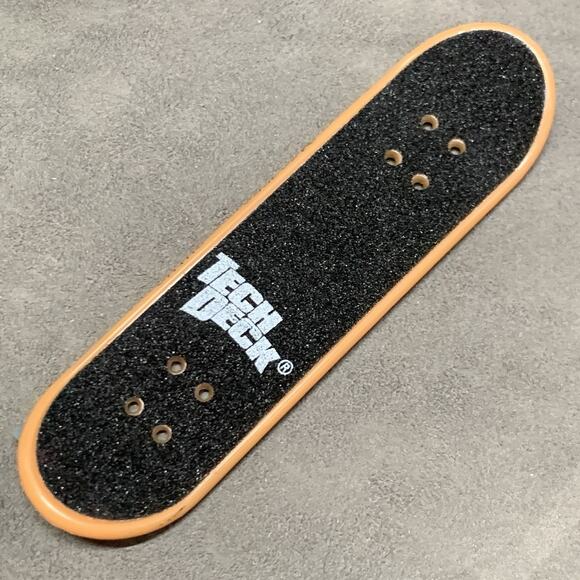 Vintage Tech Deck World Industries Fingerboard Graffiti Wall Skateboard - Picture 4 of 4